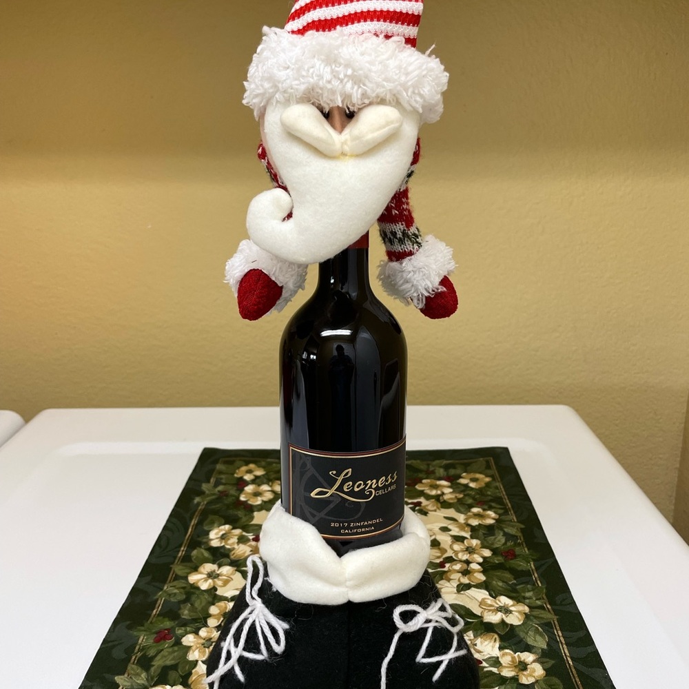 NWOT Christmas Wine Bottle Topper. Santa Head and Boots. Ready for Gift Giving.